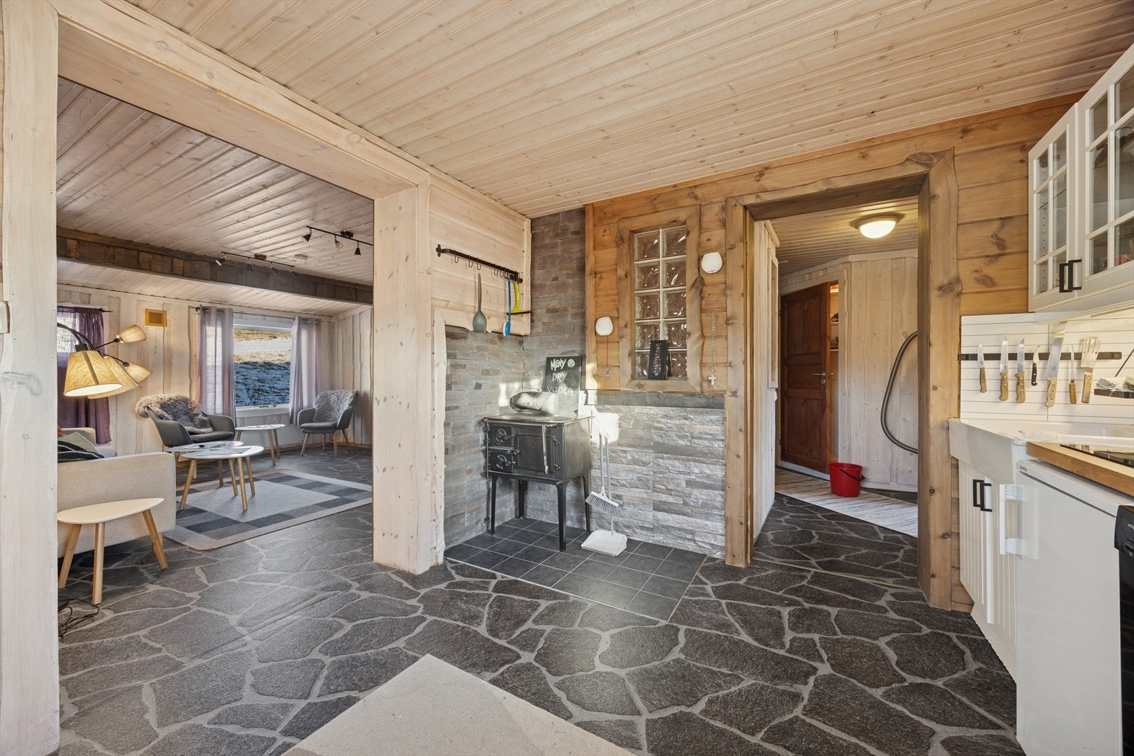 Kjøkkenet ligger i delvis åpen løsning mot stuen Galleribilde