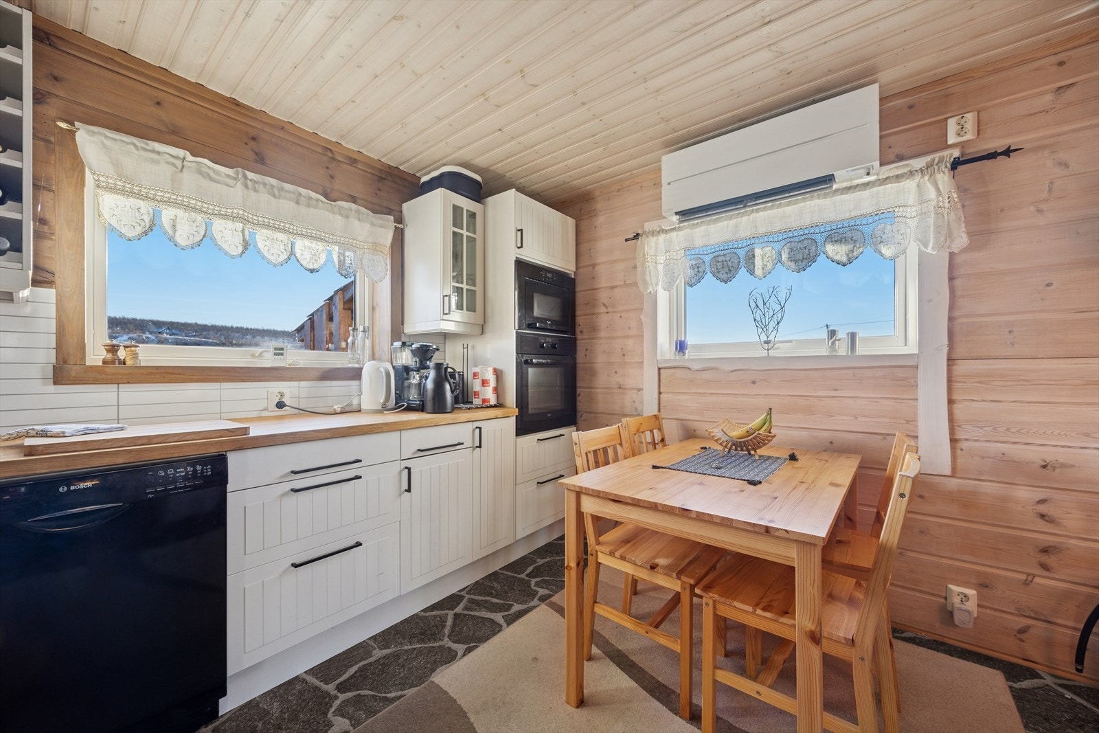 En får fint plass til spisebord til fire personer inne på kjøkkenet Galleribilde