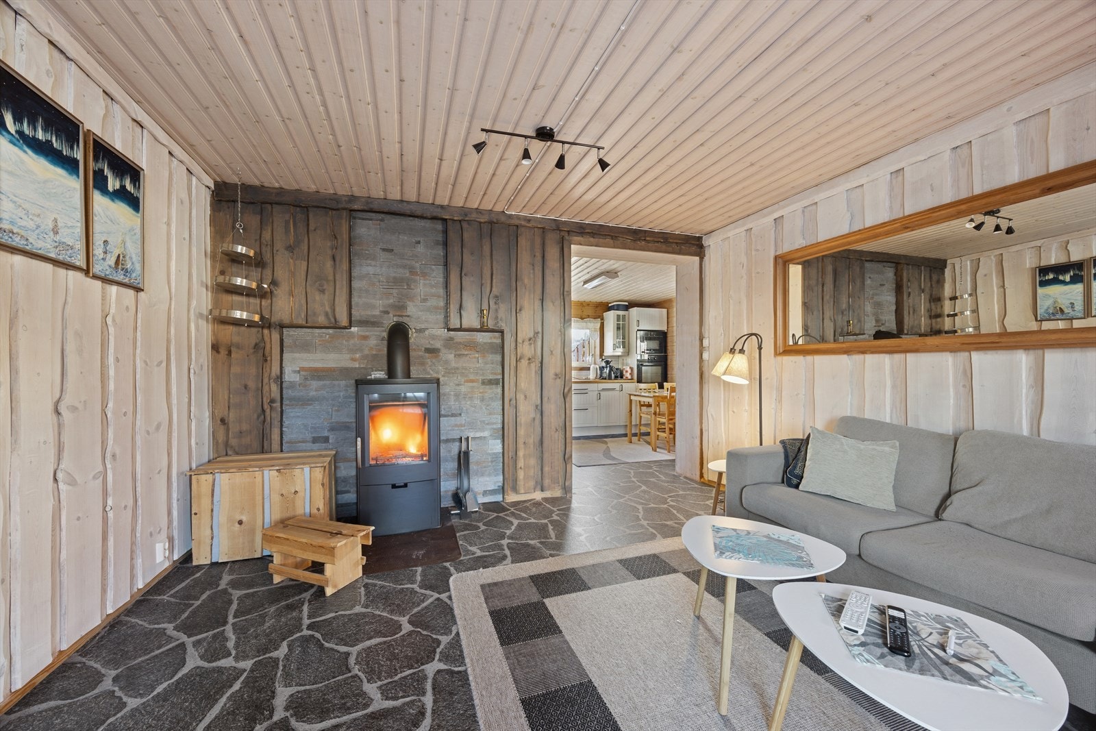 Med ildsted både i stuen, på kjøkkenet og i badstuen varmer du fort opp huset på kalde dager - I tillegg er det etablert varmepumpe på kjøkkenet Galleribilde