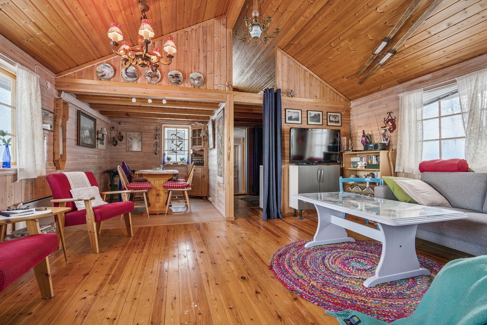 Stor og flott stue og mot spisestuen Galleribilde