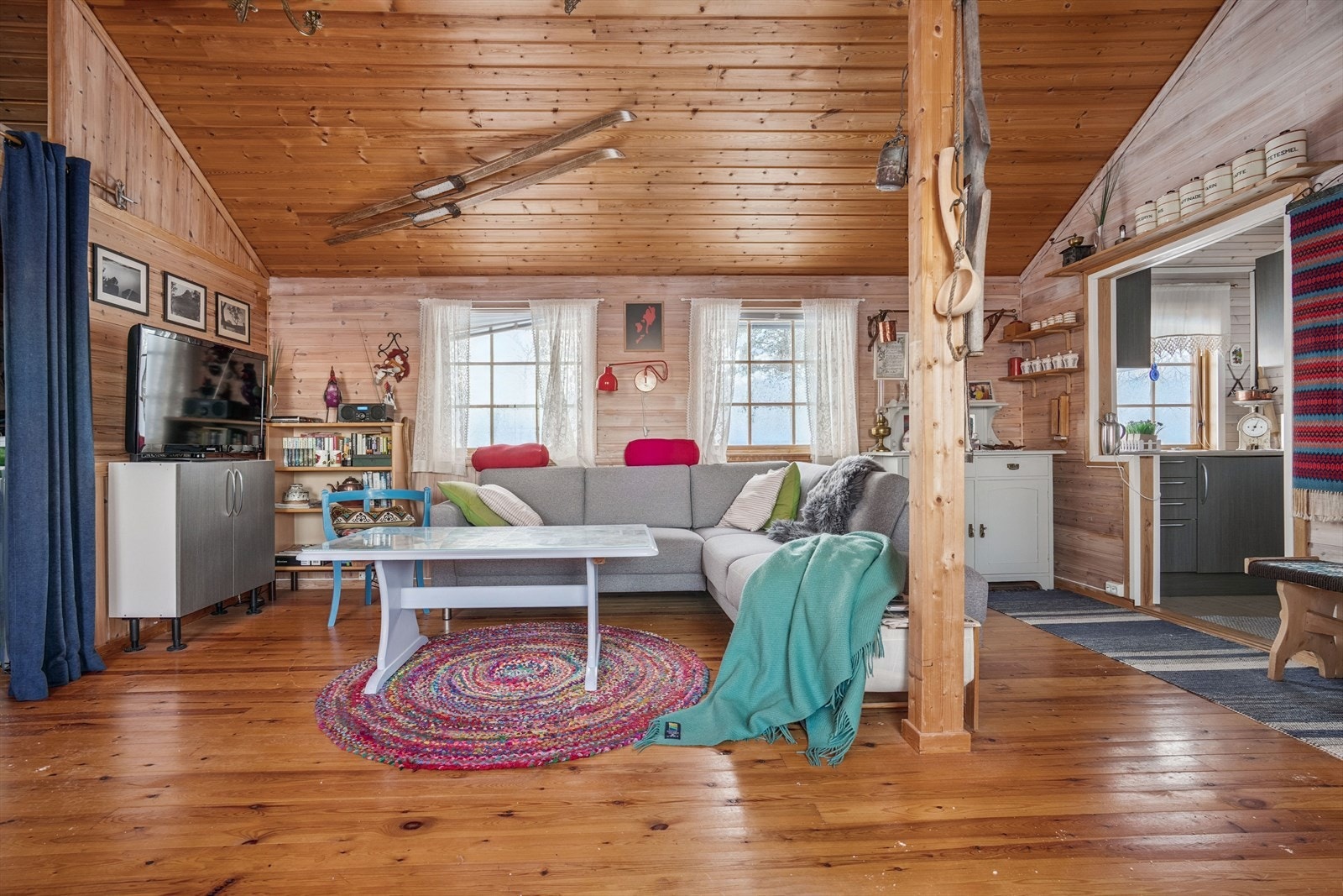 Del av stuen mot kjøkken Galleribilde