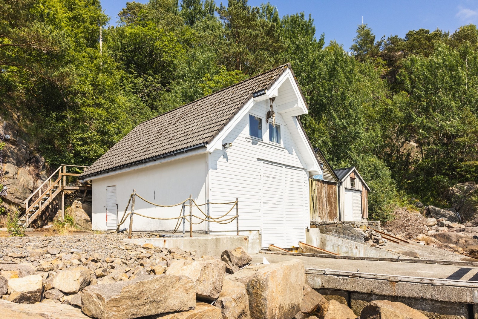 Nøstet ligger helt ved sjøkanten som er omgitt av naturskjønne omgivelser. Galleribilde