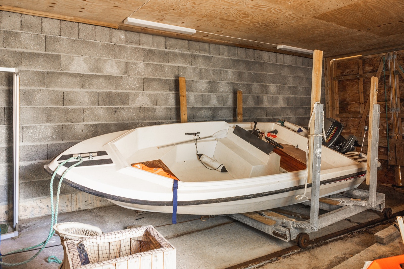 Det romslige naustet gir muligheter til å lagre og organisere utstyr og gjenstander på en praktisk måte. Enten det er båtutstyr, fiskeutstyr eller annet fritidsutstyr. Galleribilde