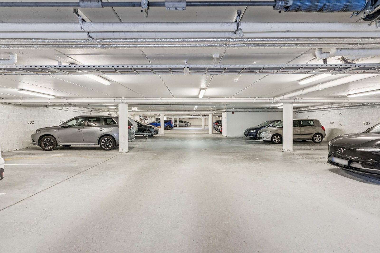 Det går heis fra garasjeanlegg opp til 3.etasje hvor leiligheten ligger Galleribilde