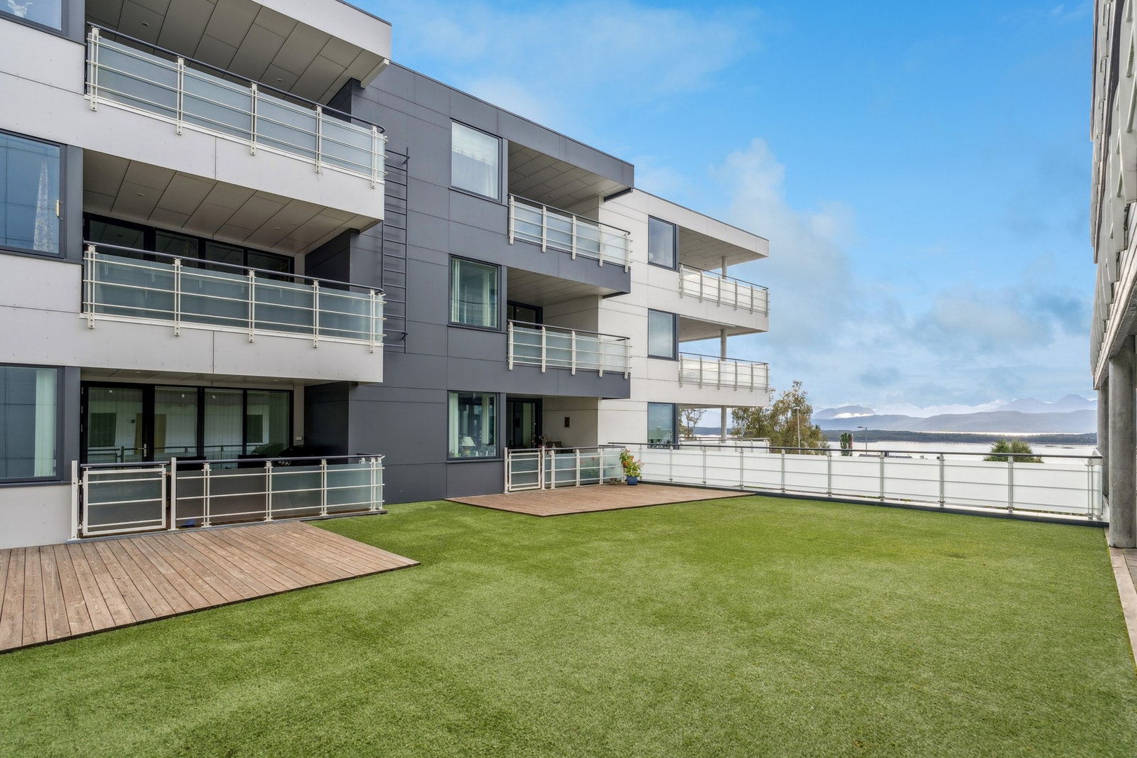 Terrasse og leiligheten vender mot pent og rolig fellesareal Galleribilde