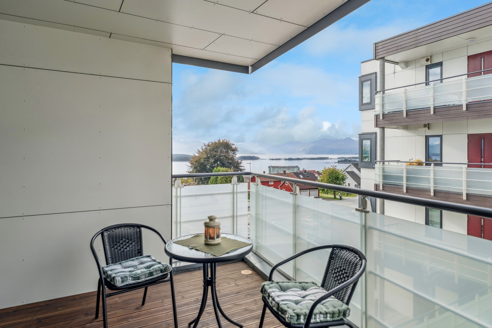 Terrassen vender mot vest og har utsikt Galleribilde