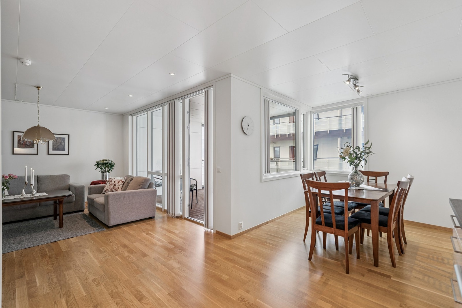 Stue og kjøkken i åpen løsning Galleribilde