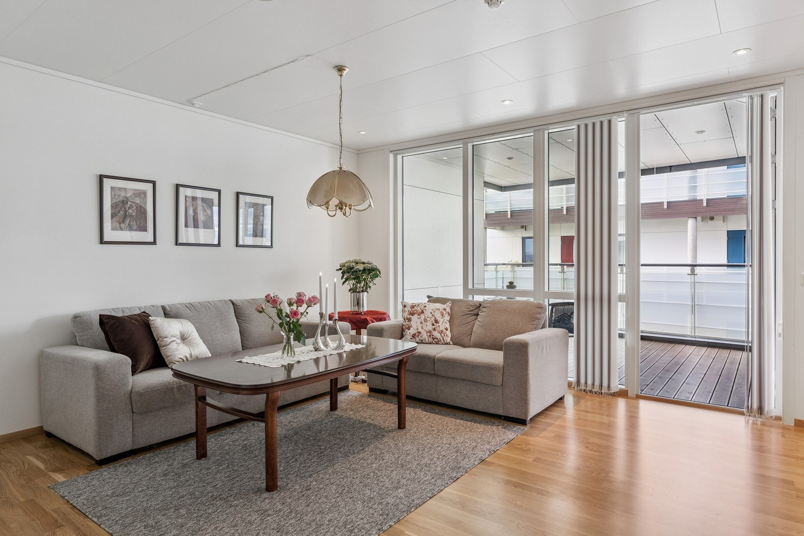 Fra stue er det utgang til terrasse Galleribilde