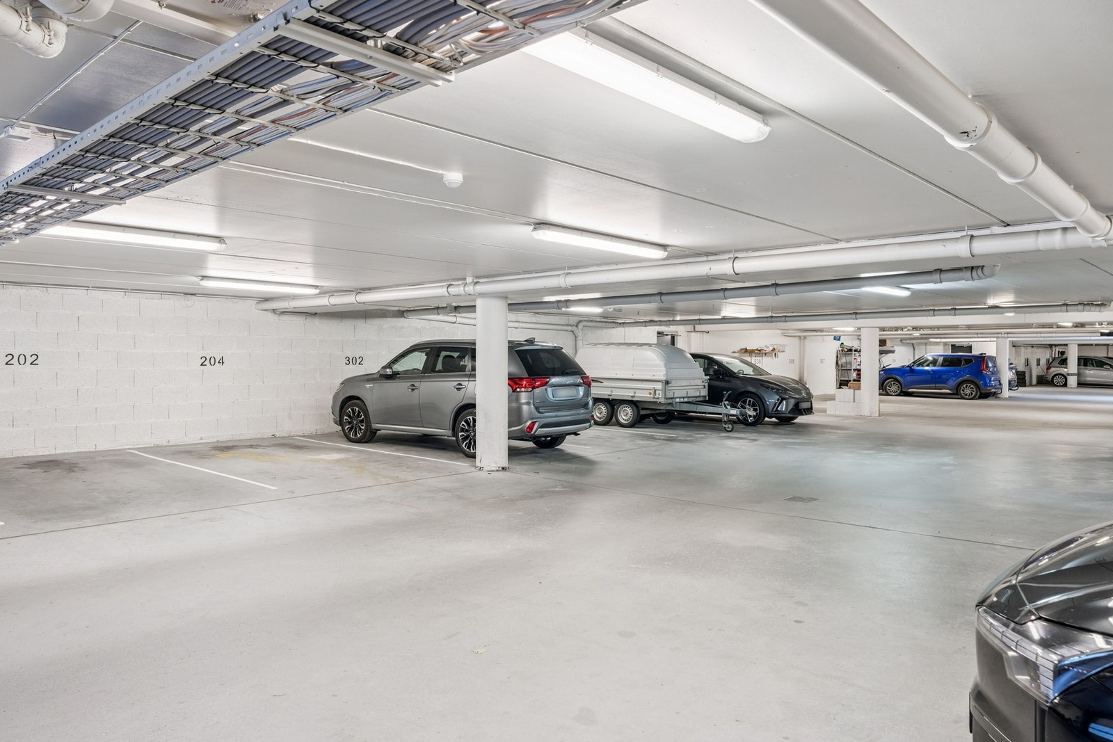 Leiligheten disponerer egen parkeringsplass i felles garasjeanlegg Galleribilde