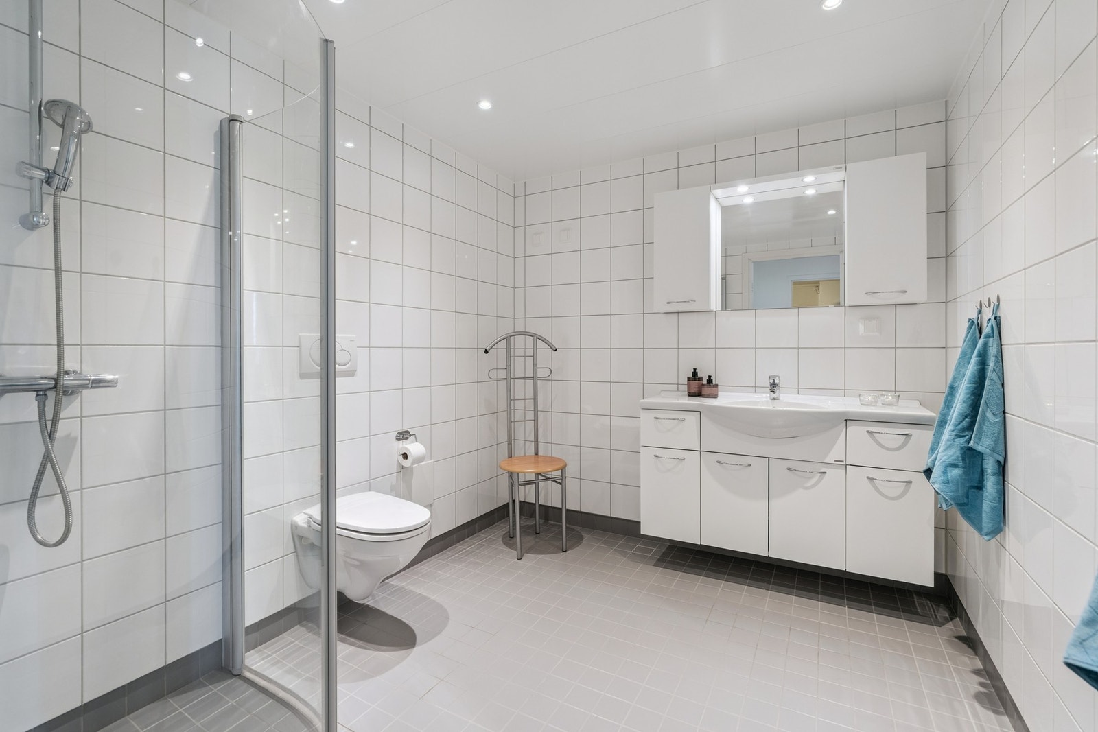 Romslig, flislagt bad Galleribilde