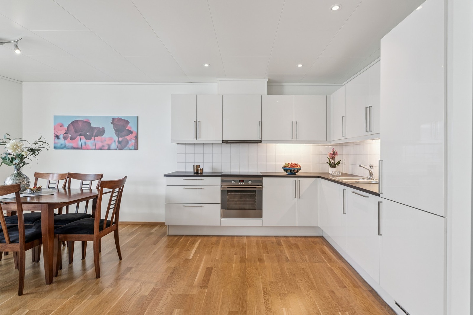 Kjøkkenet har integrerte hvitevarer Galleribilde