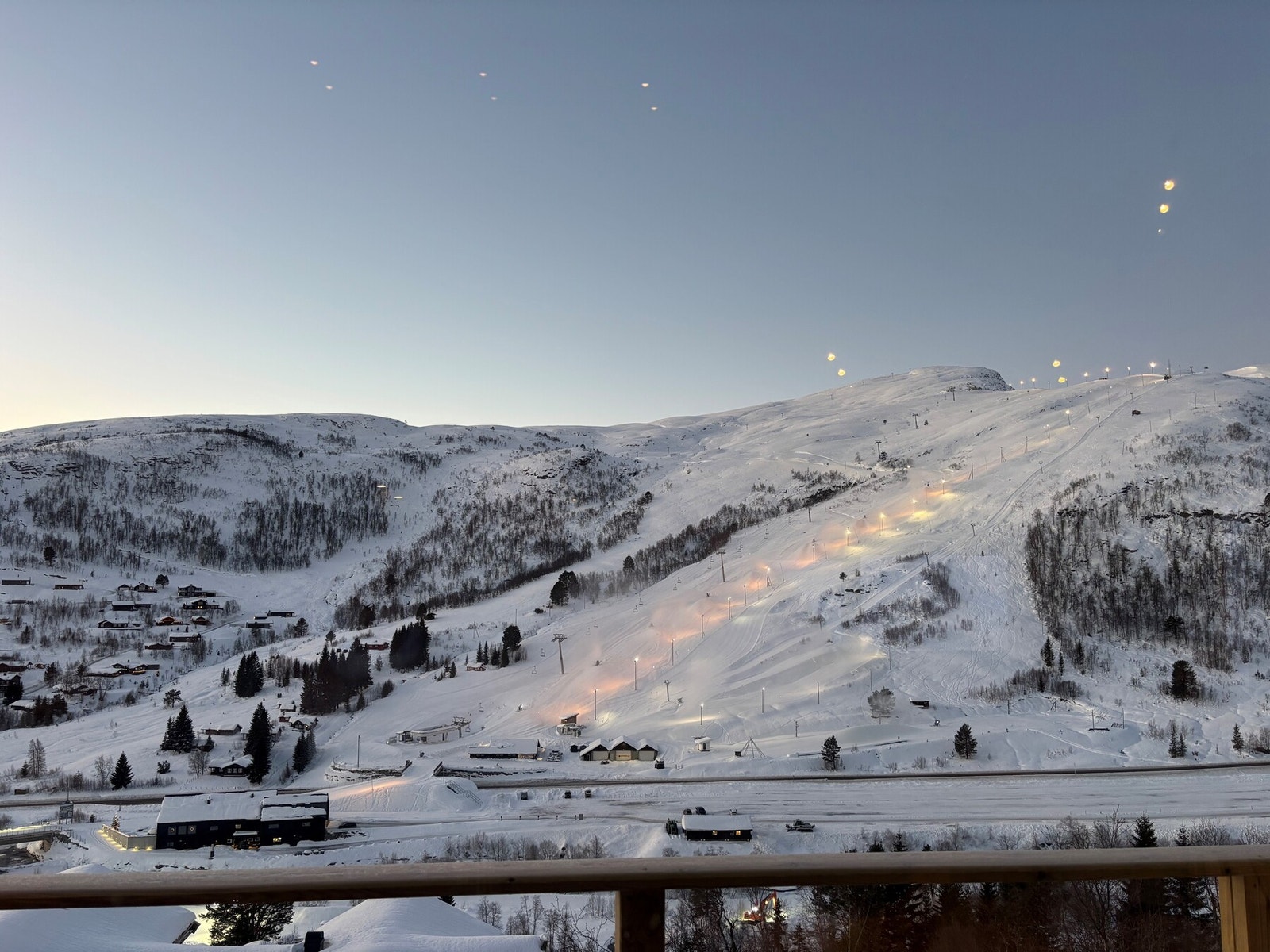 Fra stuevinduene har du full kontroll over nærområdet. Galleribilde