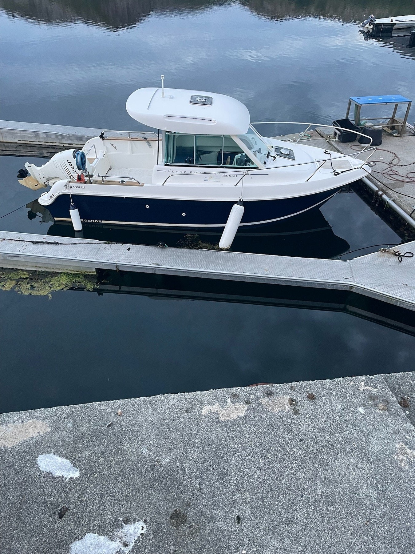 Selgers egne bilder:
Denne båten følger med i handelen. Galleribilde