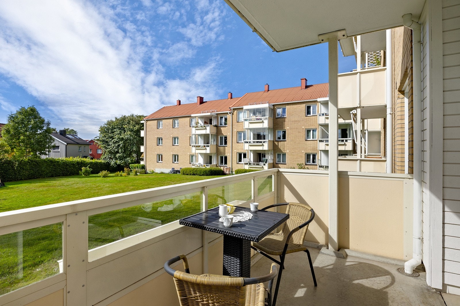 Utgang fra stuen til solrik balkong på ca. 8 m². God plass til sittegruppe med hyggelig utsyn. Galleribilde