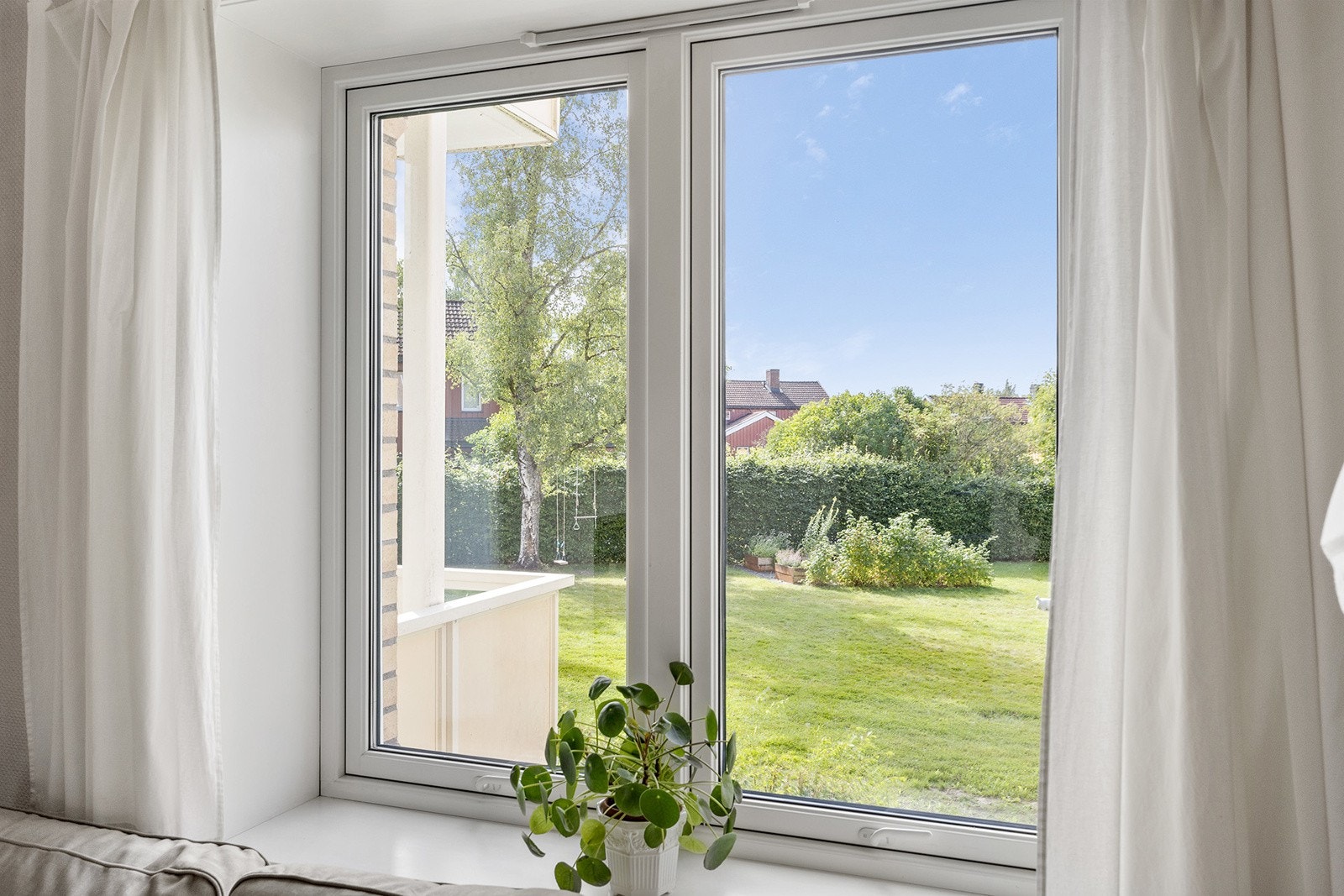 Godt med naturlig lys innslipp fra store vindusflater. Galleribilde