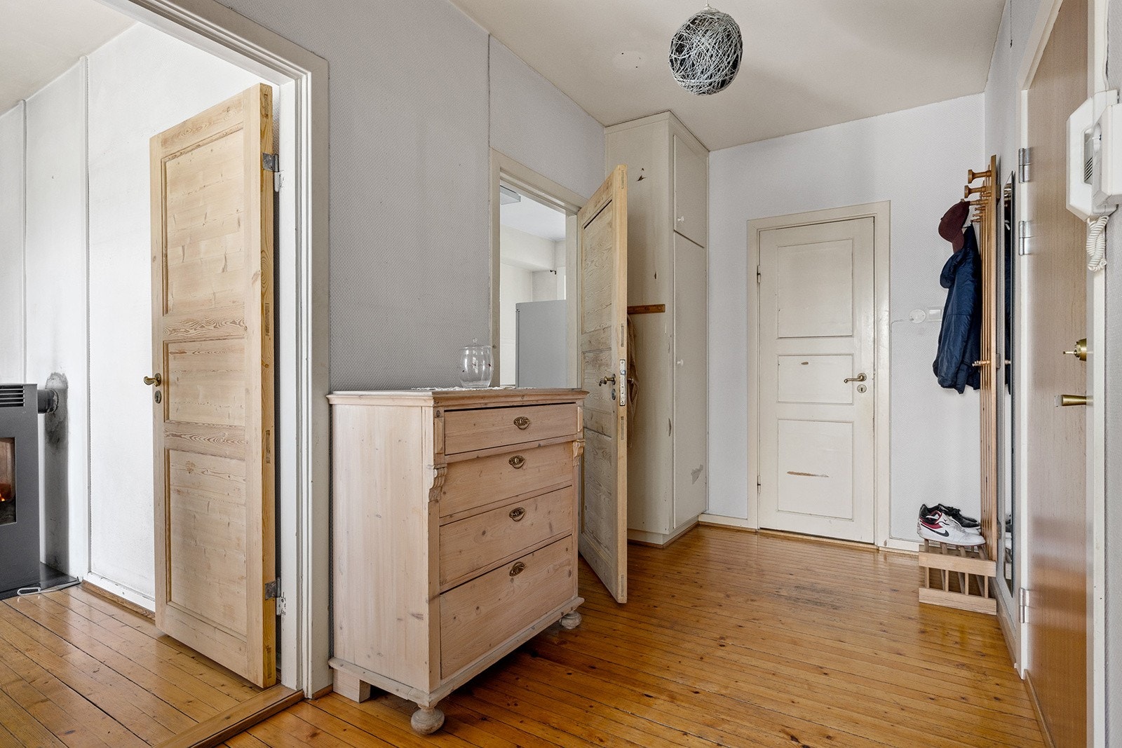 Romslig entré med plassbygd skap og god oppbevaringsplass. Galleribilde