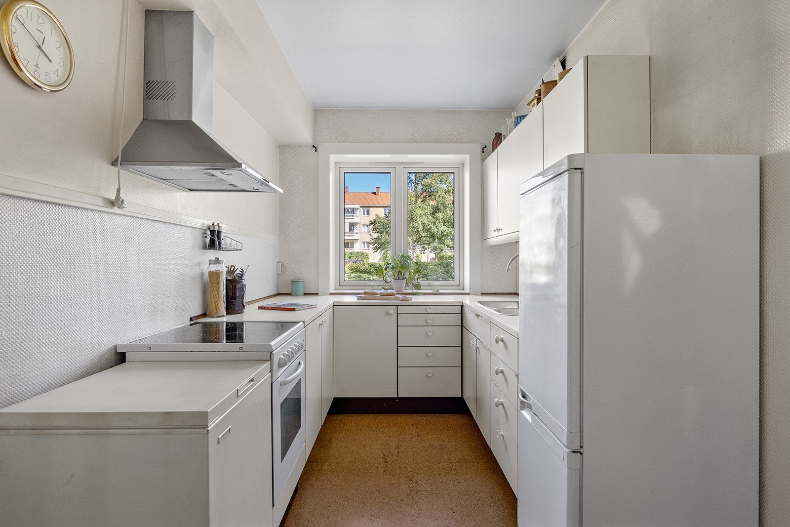 Eldre kjøkken med laminert benkeplate og dobbel kum. Galleribilde