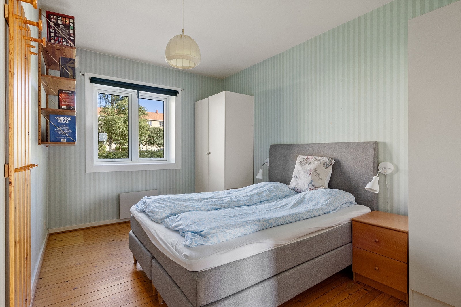 Godt soverom med plass til dobbeltseng og garderobeløsning. Galleribilde