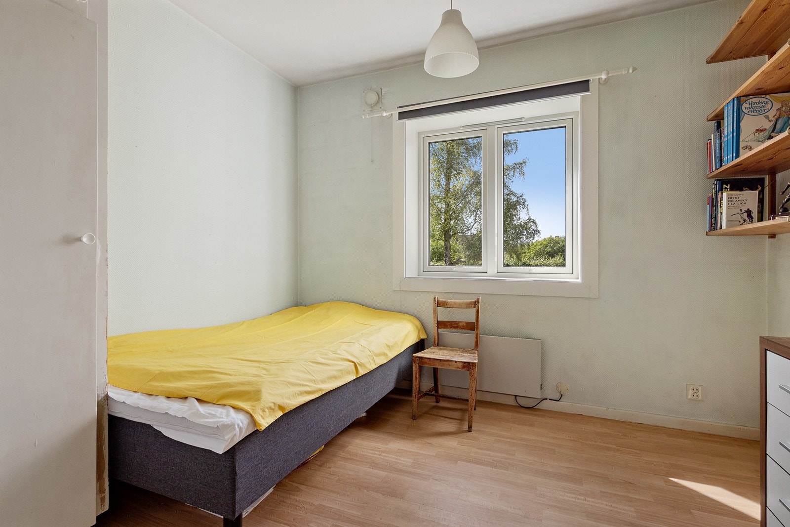 Det andre soverommet er romslig med praktisk plassbygd skap. Galleribilde