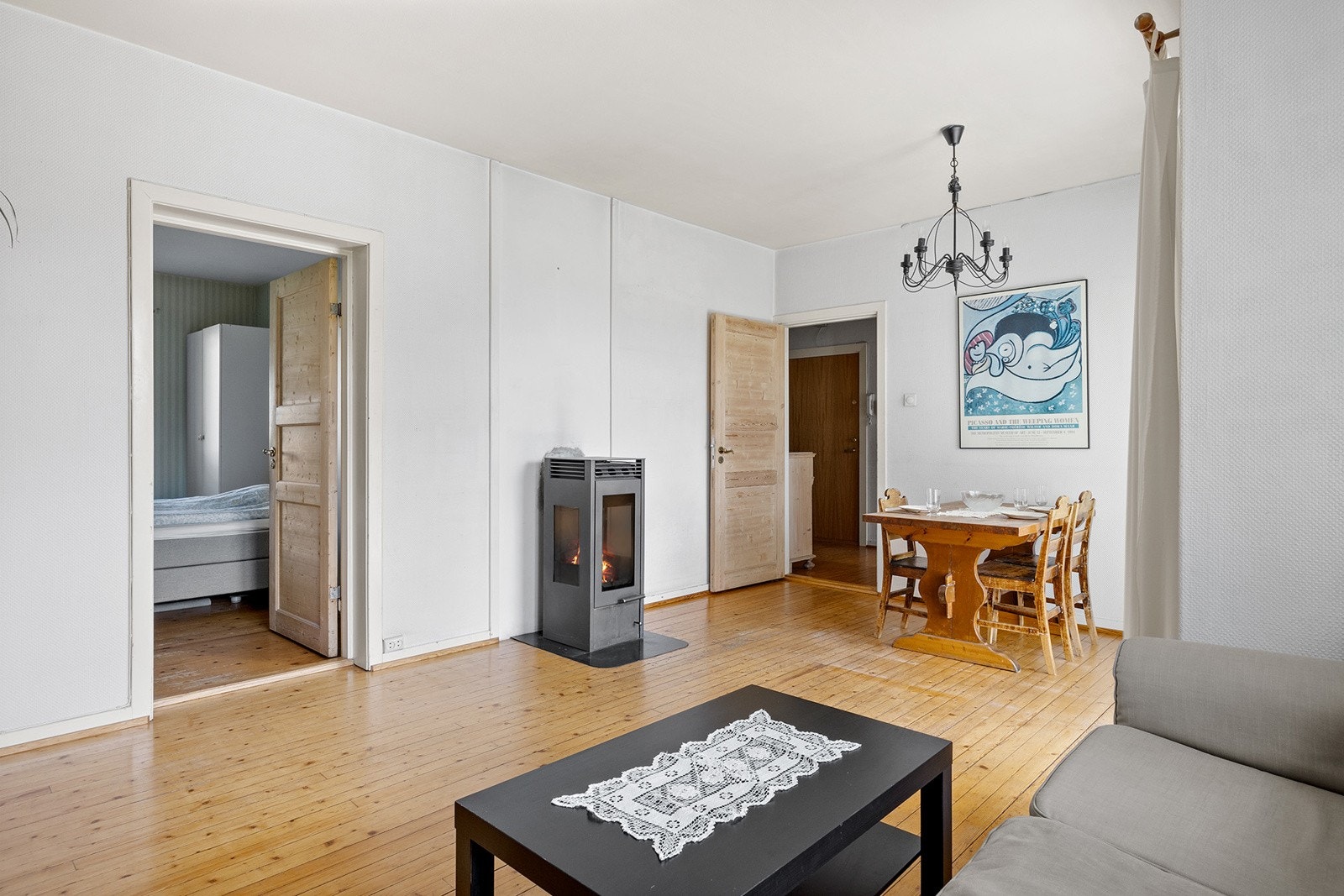 Det er en fin vedovnspeis plassert i stuen, perfekt til kjølige kvelder. Galleribilde