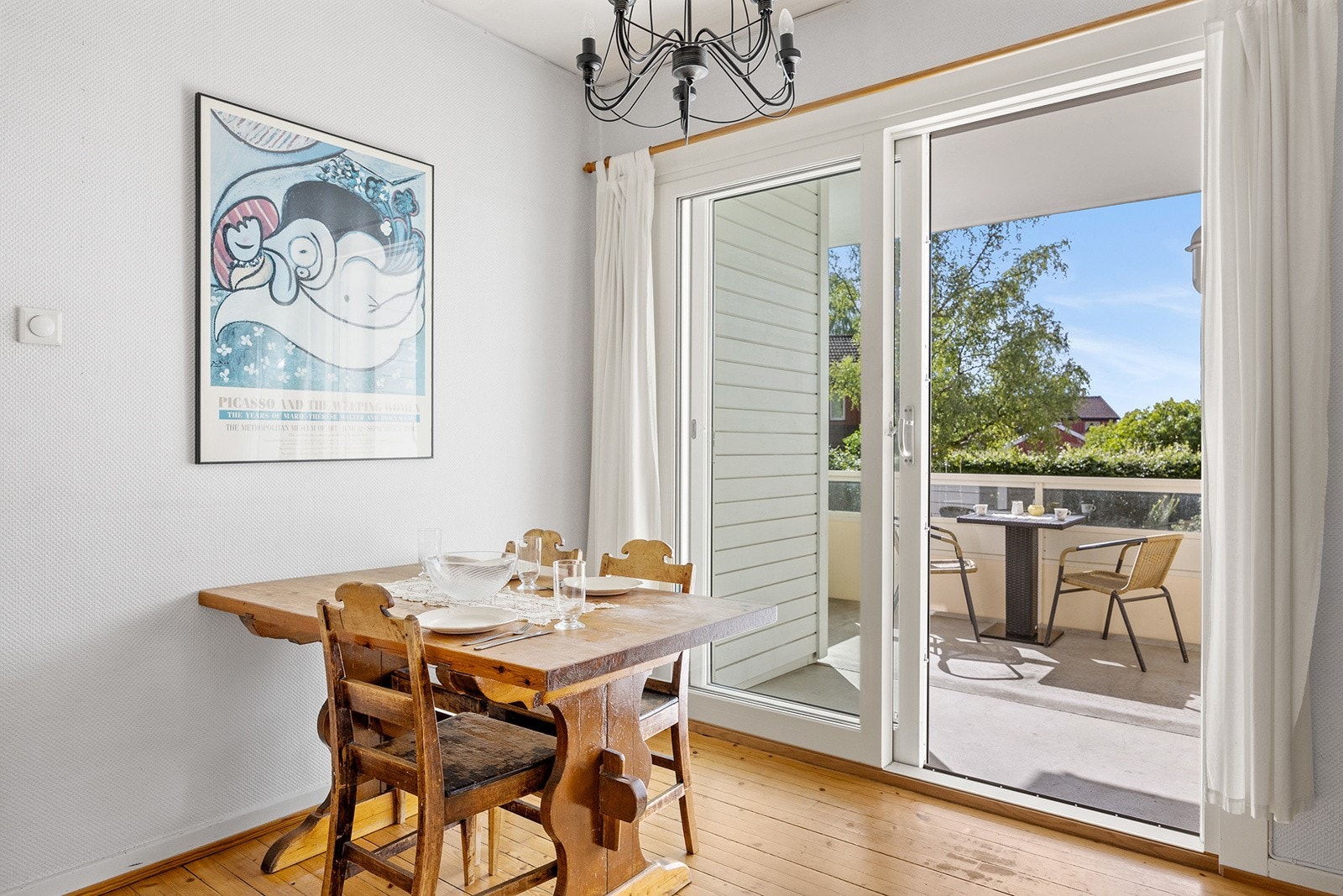 Luftig stue med plass til både sofa og spisebord. Galleribilde