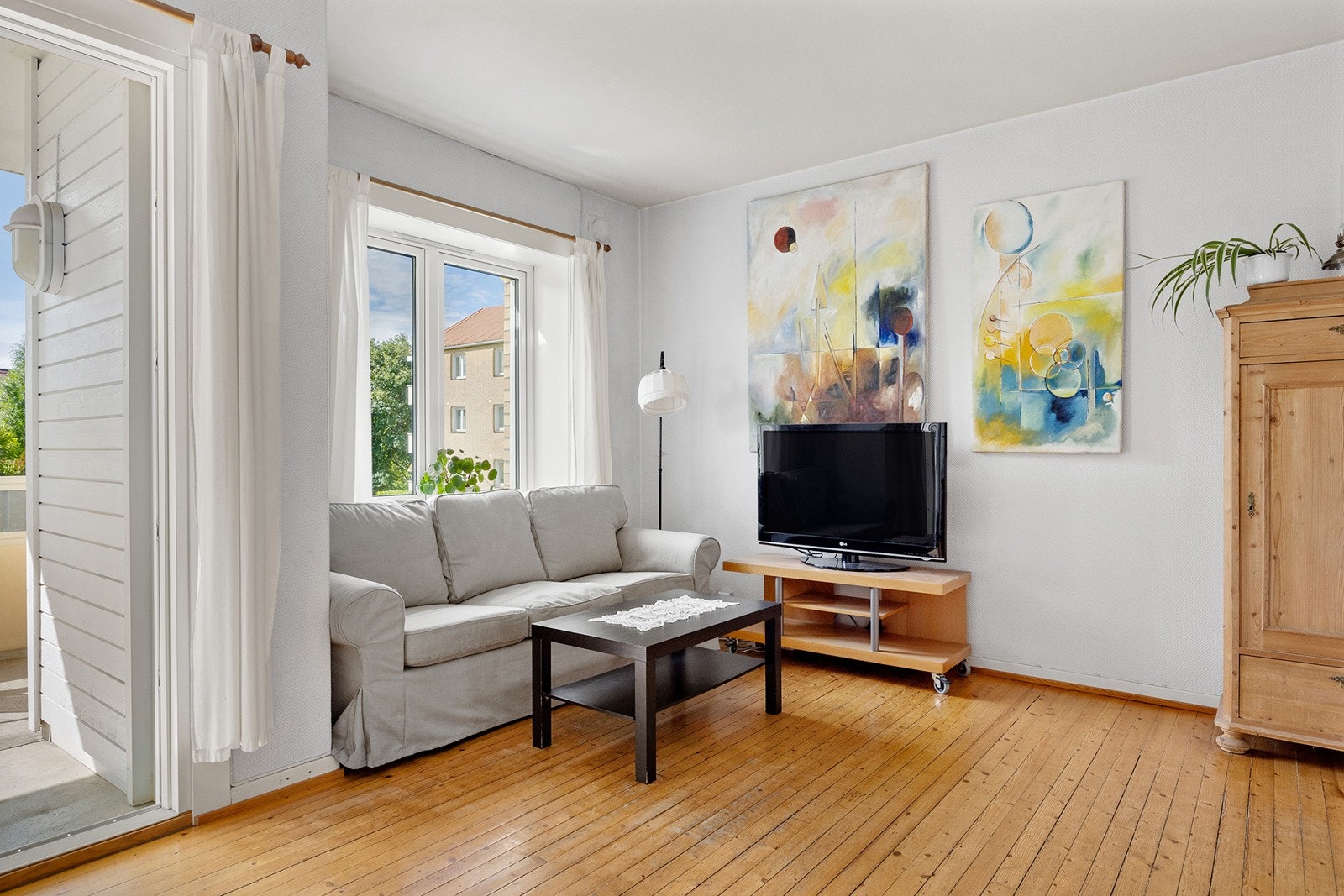 Hyggelig allrom med flere møbleringsmuligheter. Originalt tregulv. Galleribilde