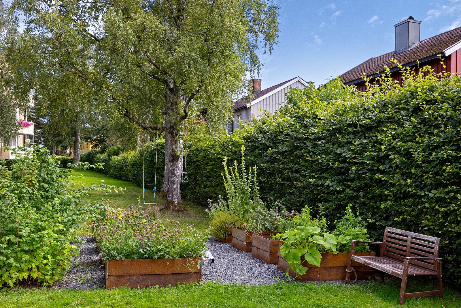 I borettslaget finner du og lekeapparater og hyggelige sittegrupper. Galleribilde