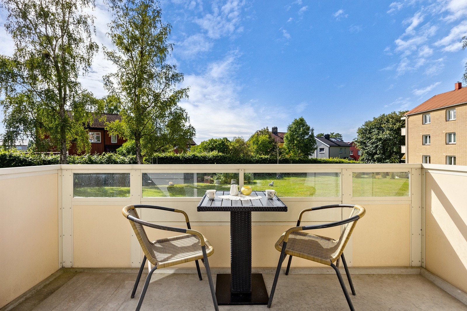 Lys 3-roms med solrik balkong i en høy 1. etasje. Et oppussingsobjekt med stort potensial! Galleribilde