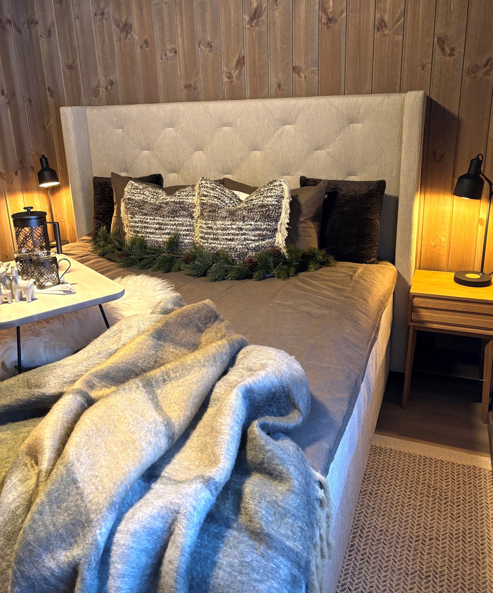 Hovedsoverommet har plass til dobbeltseng og nattbord Galleribilde