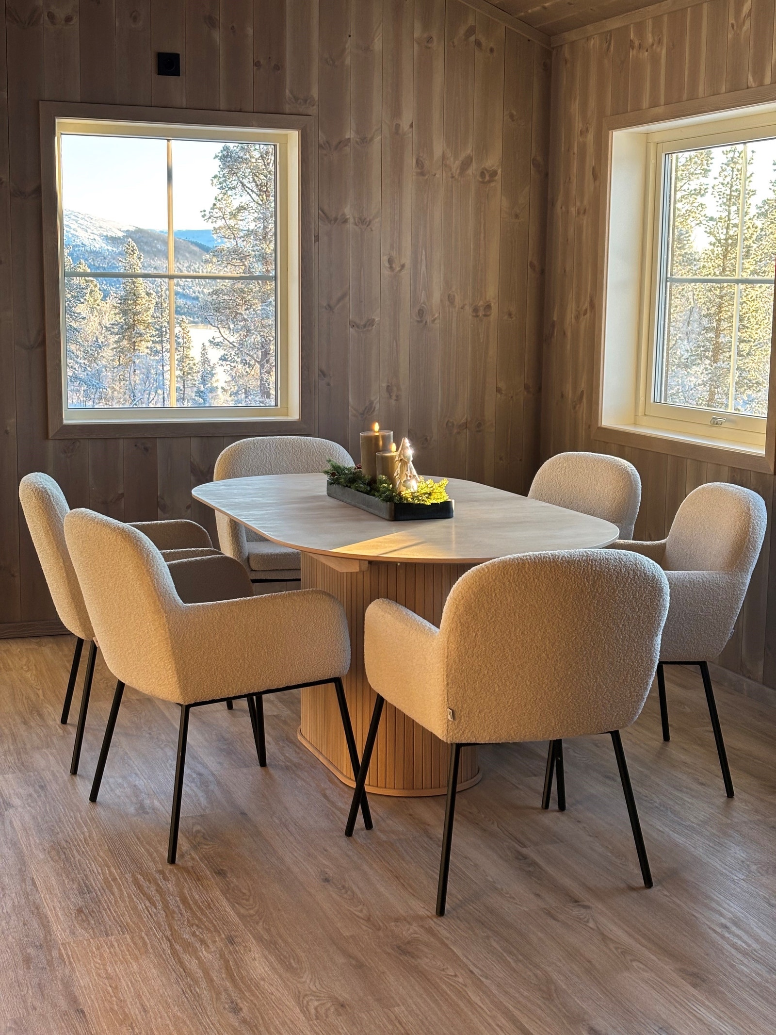 Spiseplassen er romslig nok til å samle familie og venner til trivelige måltider Galleribilde