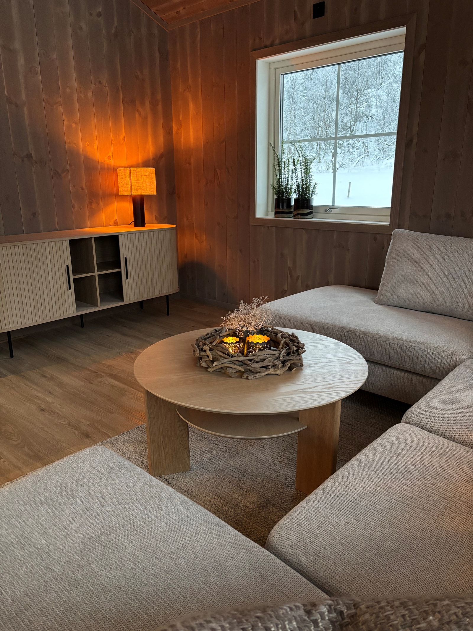 Hytta har stor stue med plass til en lun sofakrok Galleribilde