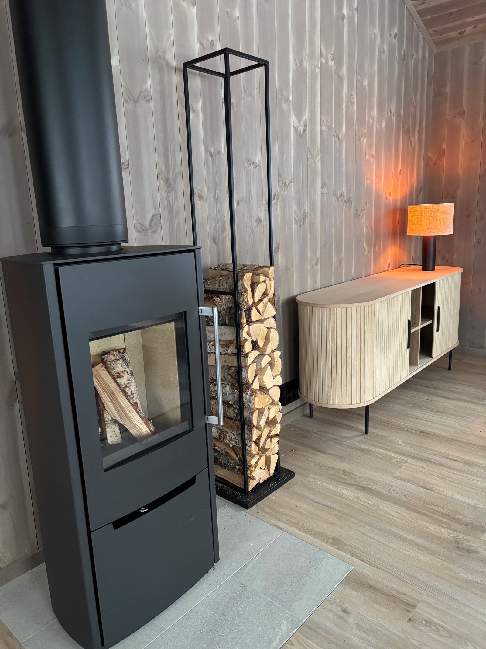 Sargas peisovn fra Schiedel med luftet stålpipe Galleribilde