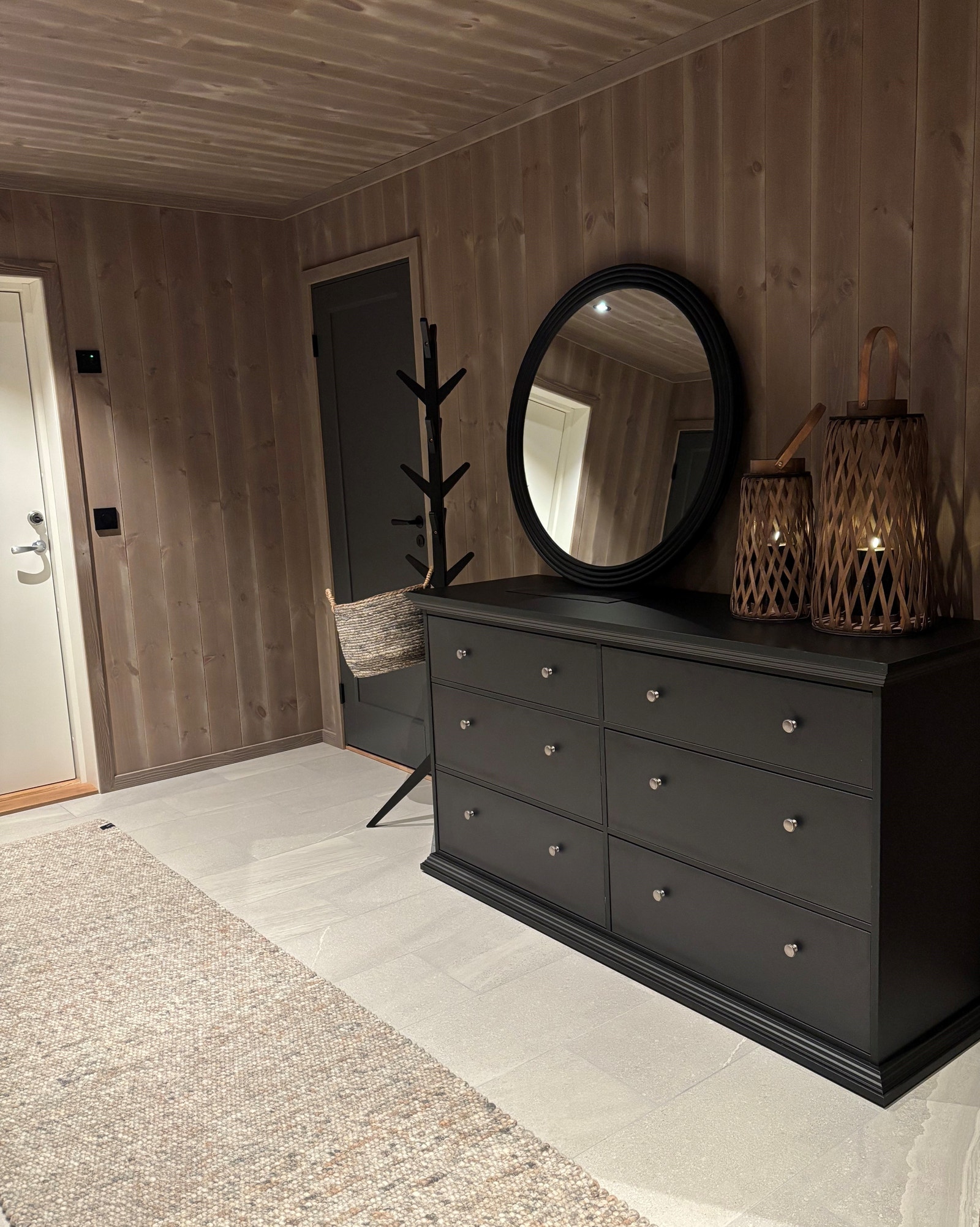 Hytta har en romslig entre med god plass til oppbevaring Galleribilde