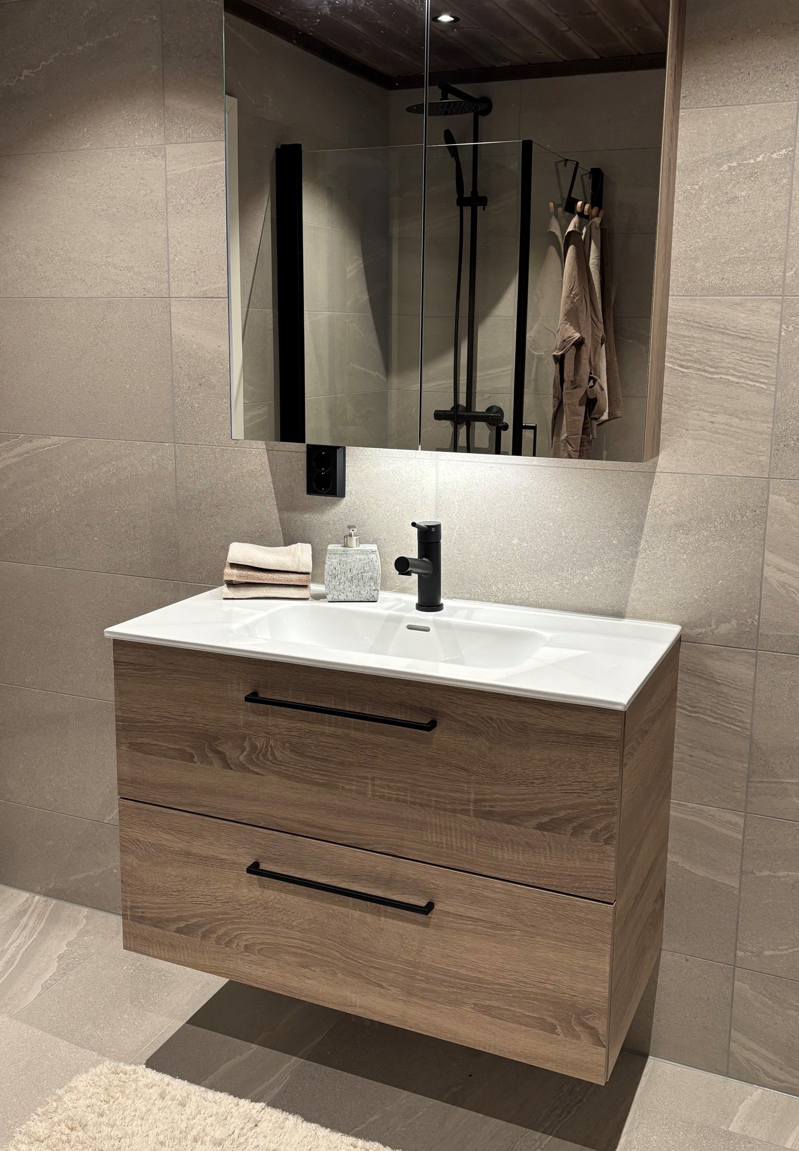 Baderomsinnredning med speilskap og integrert belysning Galleribilde