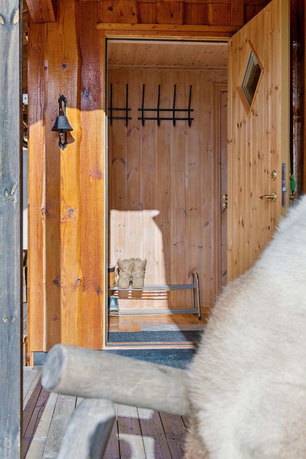 Inngangspartiet leder inn i en entré med plass til å henge fra seg yttertøy. Galleribilde
