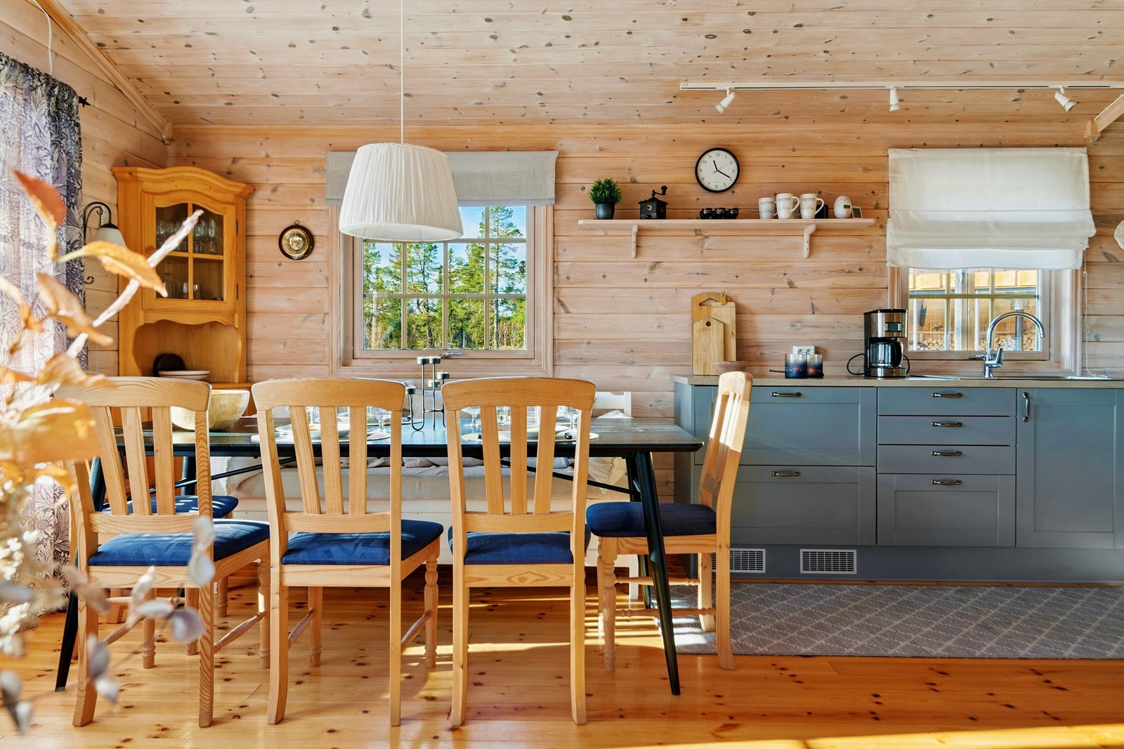 Allrommet har god plass til en spiseplass i direkte tilknytning til kjøkkenet. Galleribilde