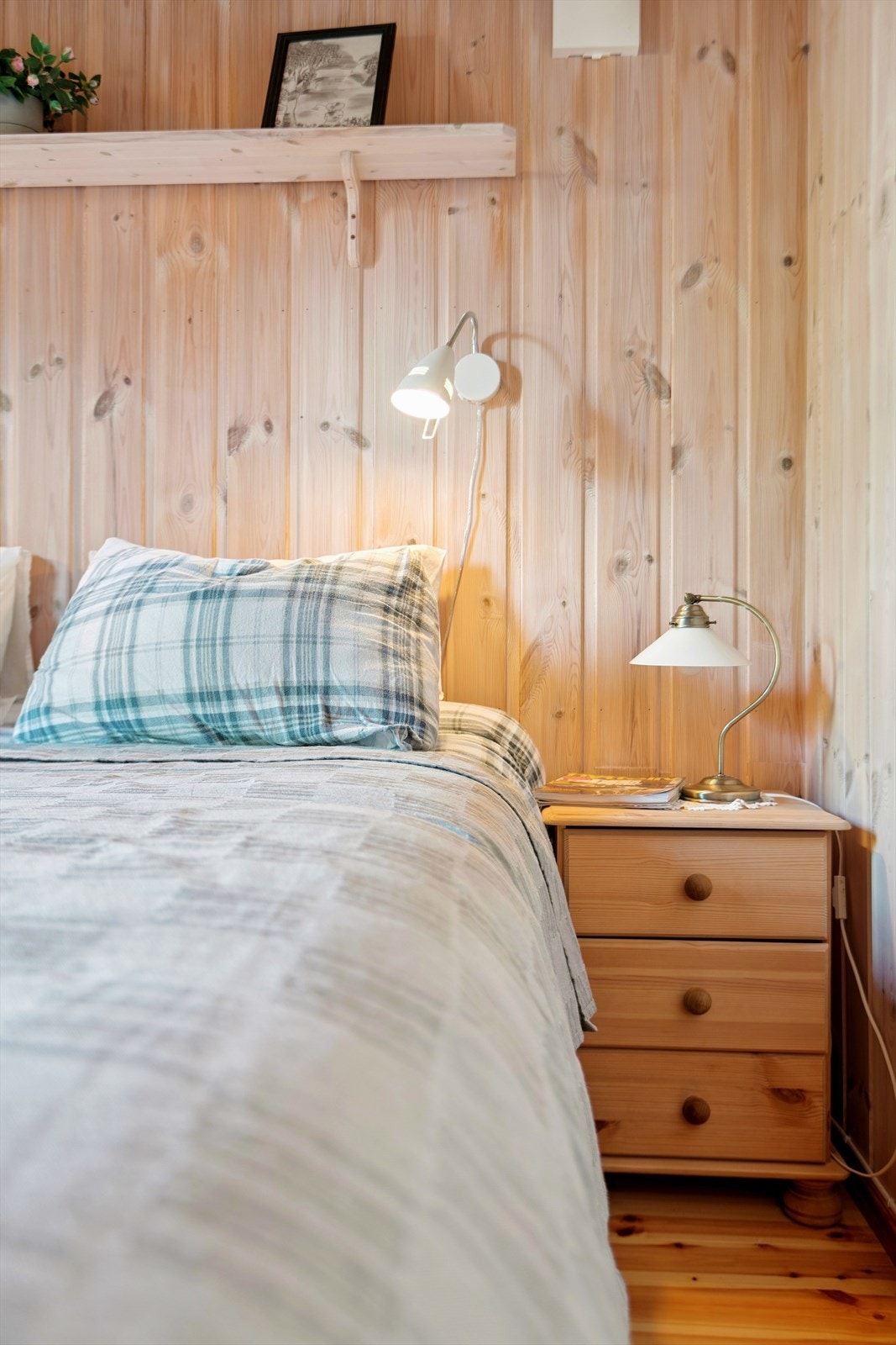 Gjennomgående materialvalg med furu på gulv, vegger og i tak skaper en helhetlig stil. Galleribilde