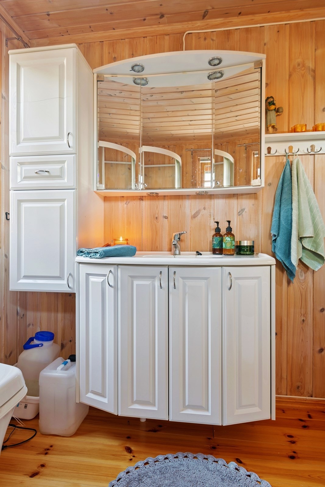 Toalettrommet er utstyrt med servantskap og høyskap som gir god oppbevaringsplass. Galleribilde