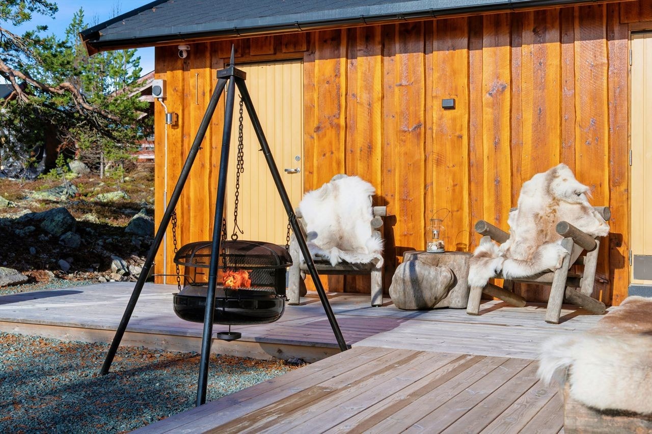 Utenfor boden er det etablert en platting med en hyggelig uteplass. Galleribilde