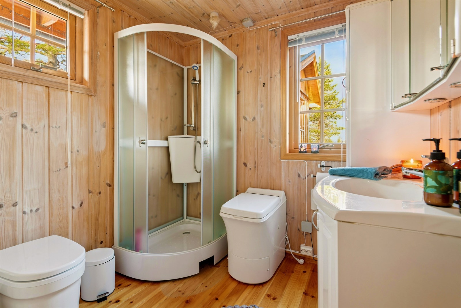 Rommet har dusjkabinett, urinal og et Cinderella forbrenningstoalett installert i 2024. Galleribilde