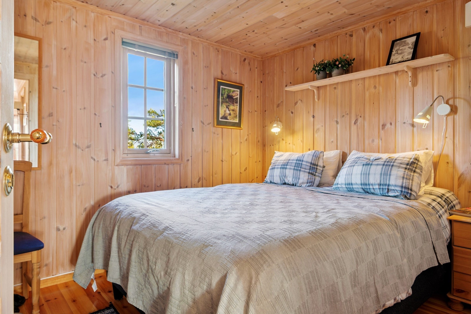 Hytta har tre soverom i hovedetasjen. Dette rommet har plass til dobbeltseng. Galleribilde
