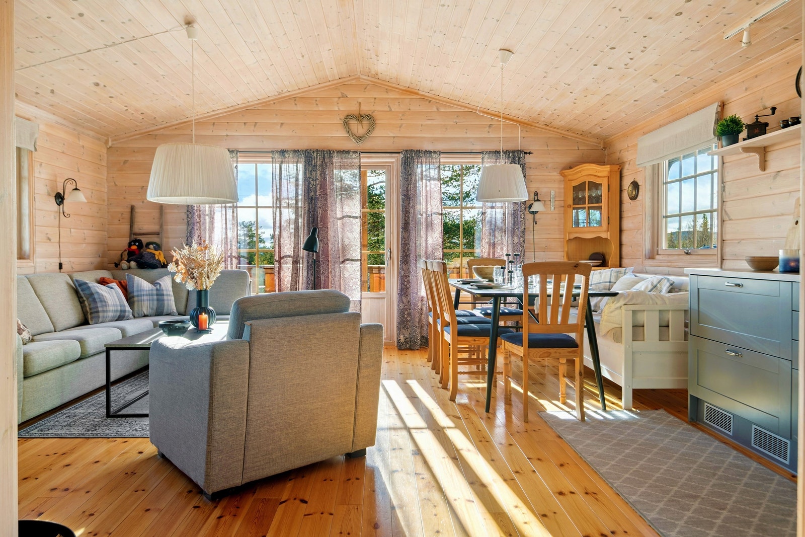 Det åpne allrommet kombinerer stue og kjøkken, med direkte utgang til den store verandaen. Galleribilde