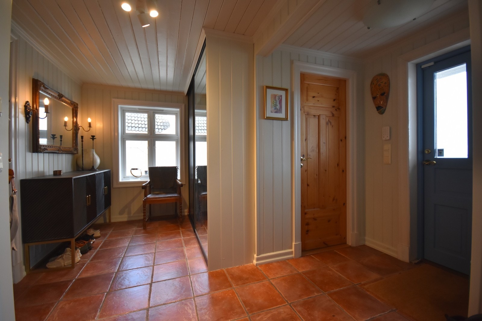 Entré med god plass til sko og yttertøy. Integrert skyvedørsgarderobe. Galleribilde