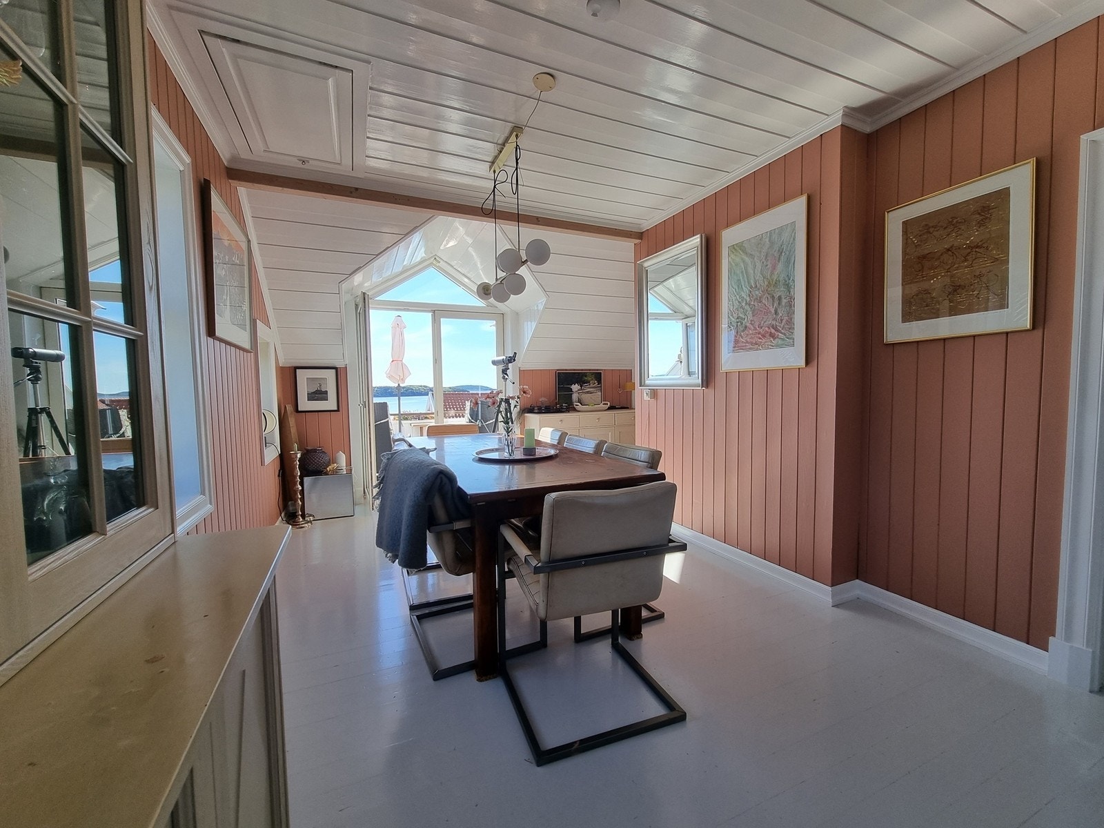 Spisestue med utgang til balkong. Galleribilde