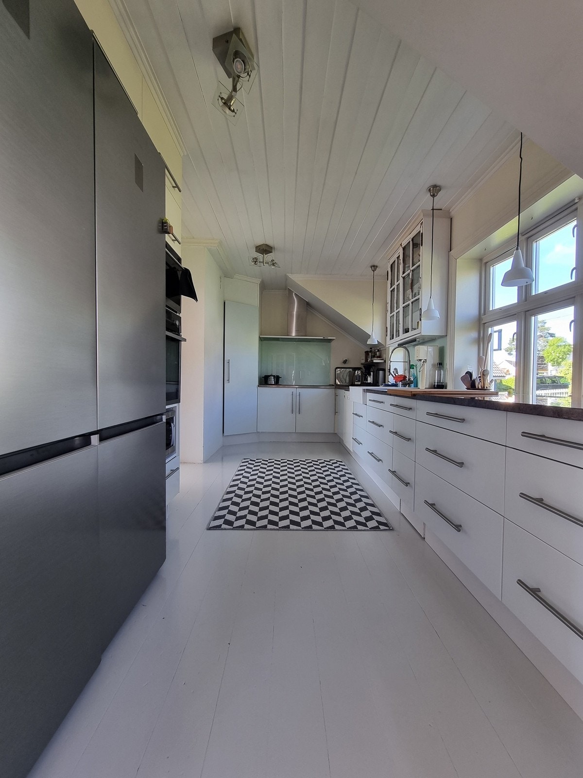 Flott kjøkken med god skap og benkeplass. Galleribilde