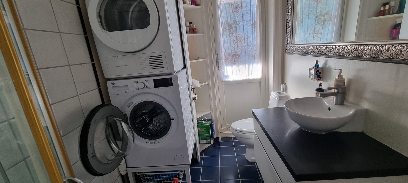 Vaskerom med toalett, dusjkabinett og servant m/innredning. Vaskemaskin og tørketrommel følger med. Galleribilde