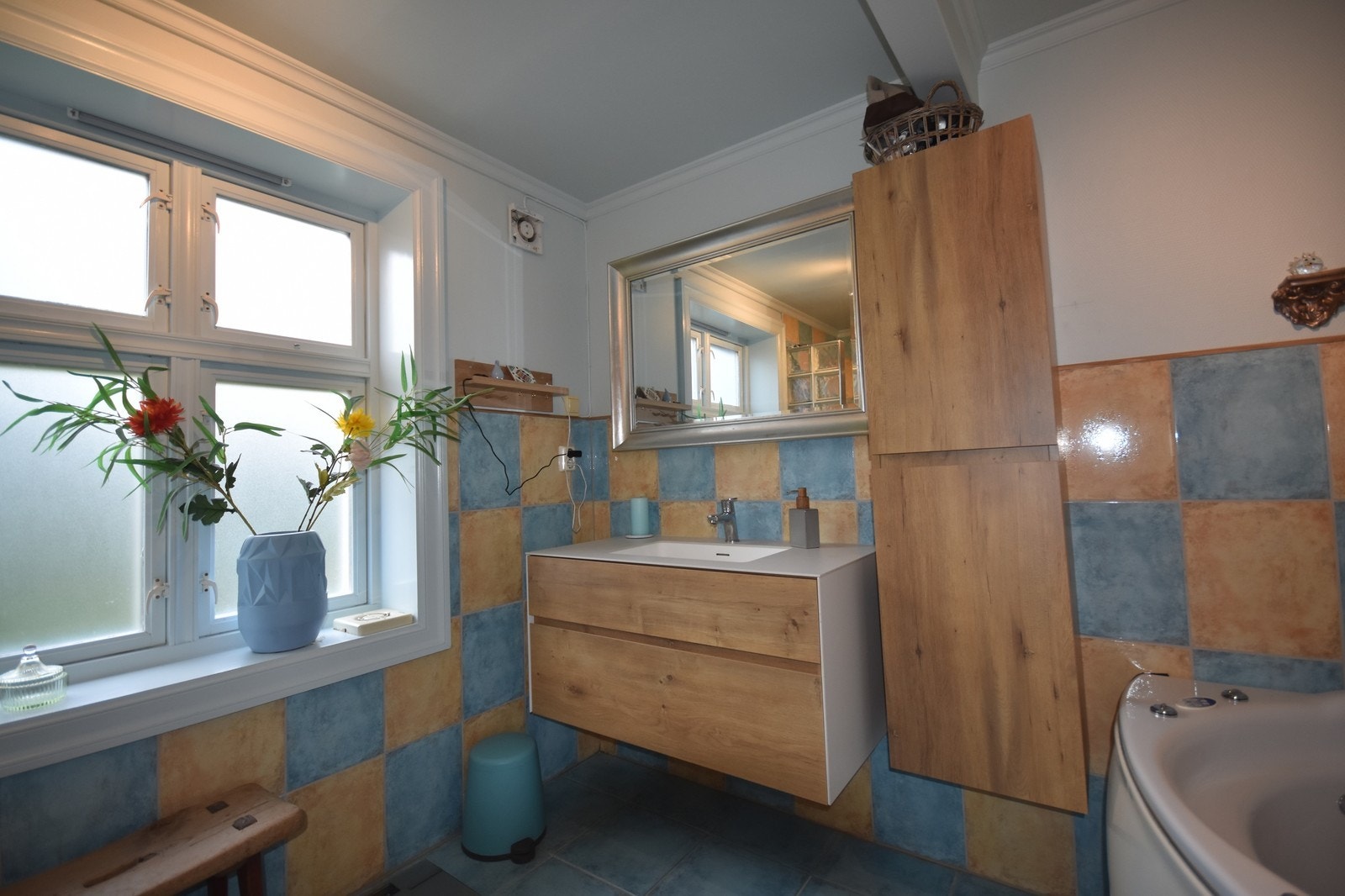 Bad med badekar, dusjhjørne og servant m/innredning. Galleribilde