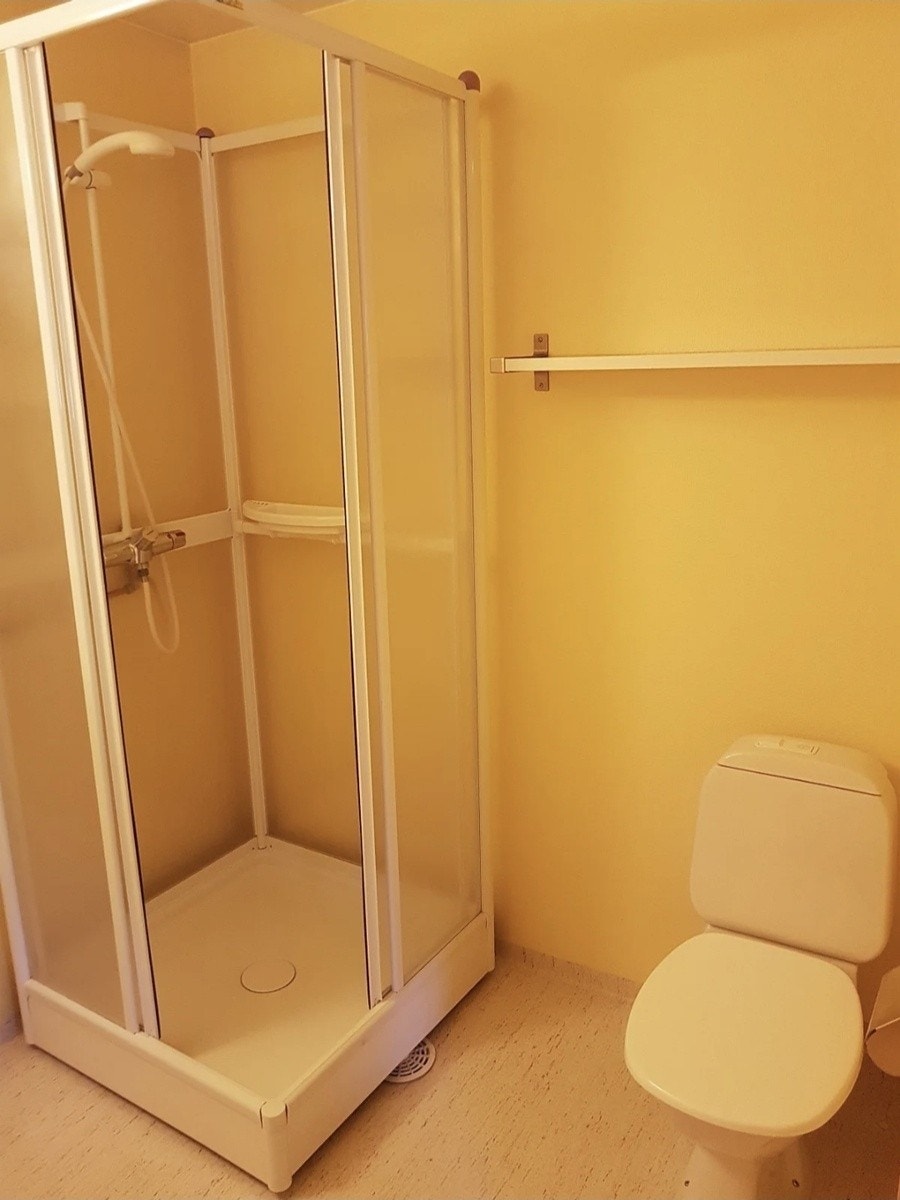 Bad. Nytt dusjkabinett installeres før utleie Galleribilde