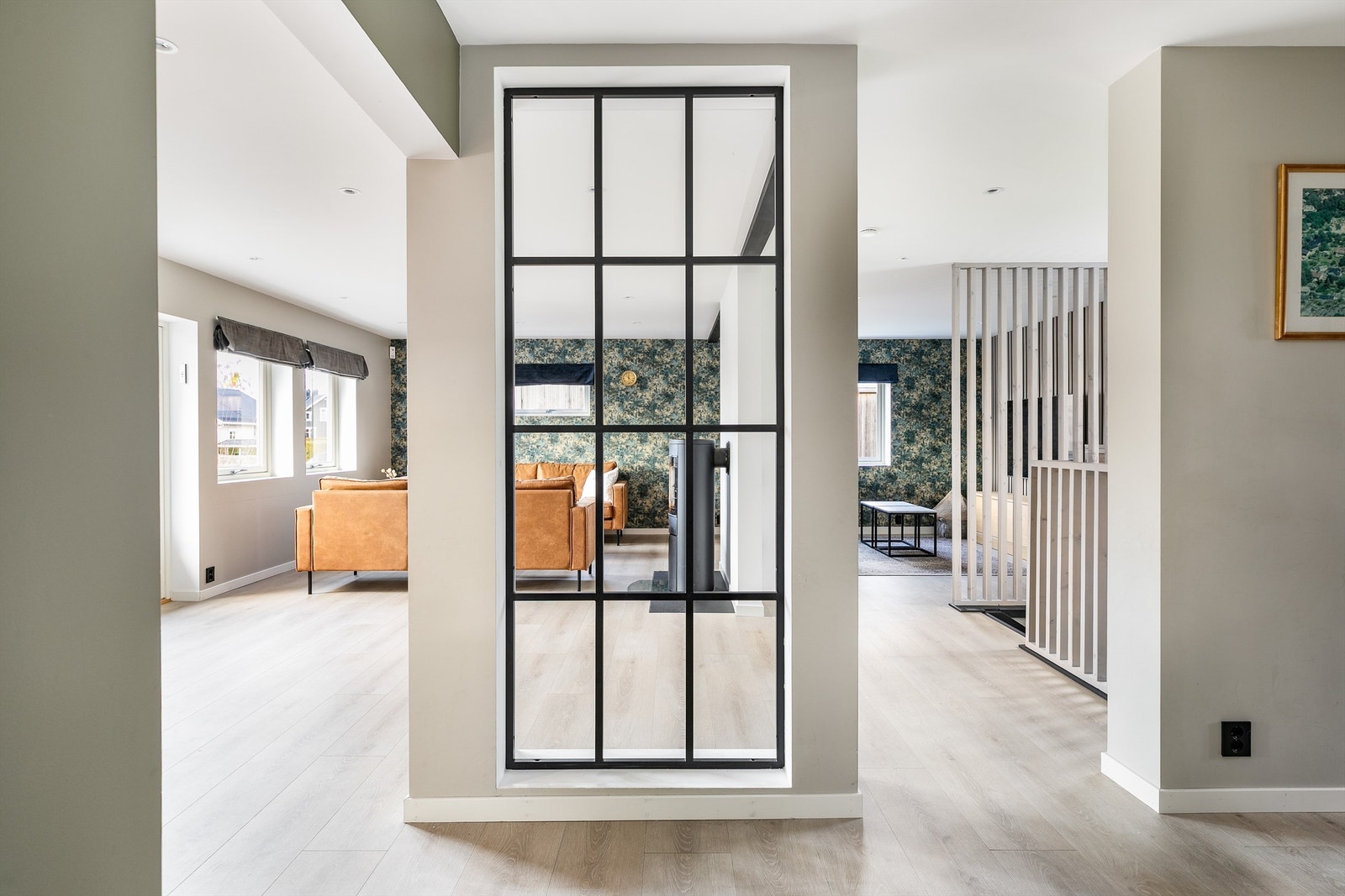 Åpne løsninger gir en meget luftig romfølelse i første etasje. Innfelt vindu gir siktlinje mellom stuen og hallen. Galleribilde