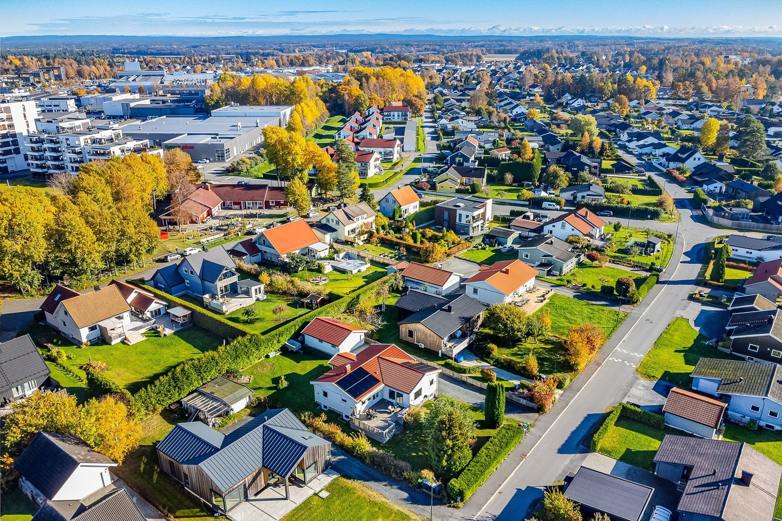Boligområdet Ekholt er ikke uten grunn ettertraktet blant småbarnsfamilier. Barnehage er lett tilgjengelig i nabolaget, barneskole en kort rusletur unna. Galleribilde